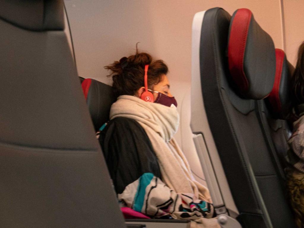Выбор места у окна может помочь снизить риск заболеть во время путешествия самолетом