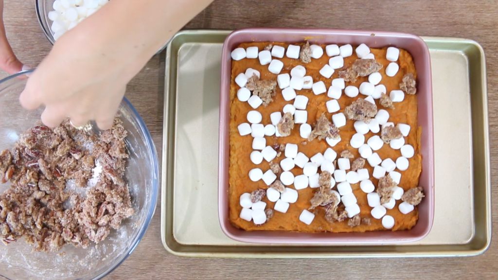 Необычный десерт на скорую руку: запеканка из сладкого картофеля с зефиром и орехами