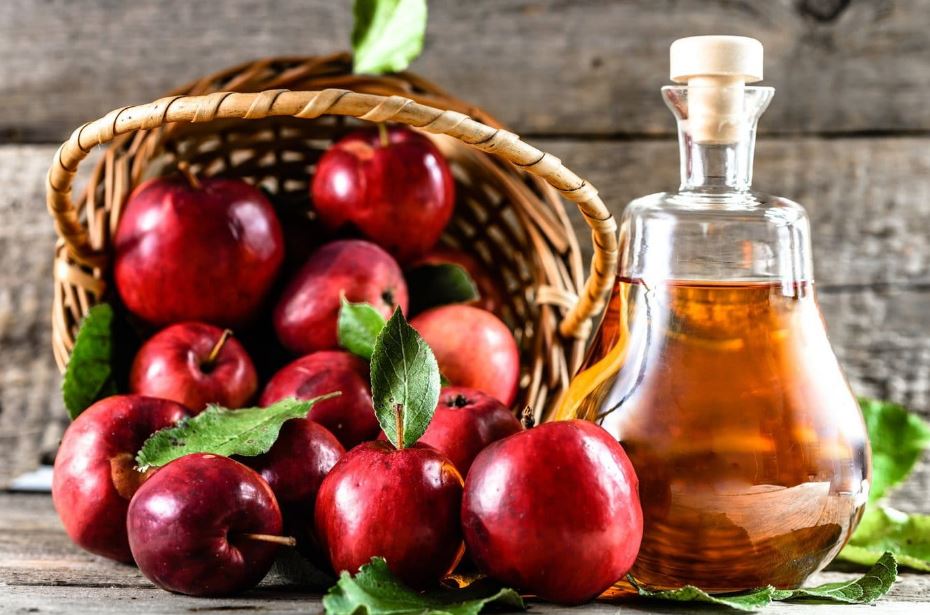 Напоить цыплят, уничтожить плесень: 10 вариантов использования яблочного уксуса для благополучия вашего сада