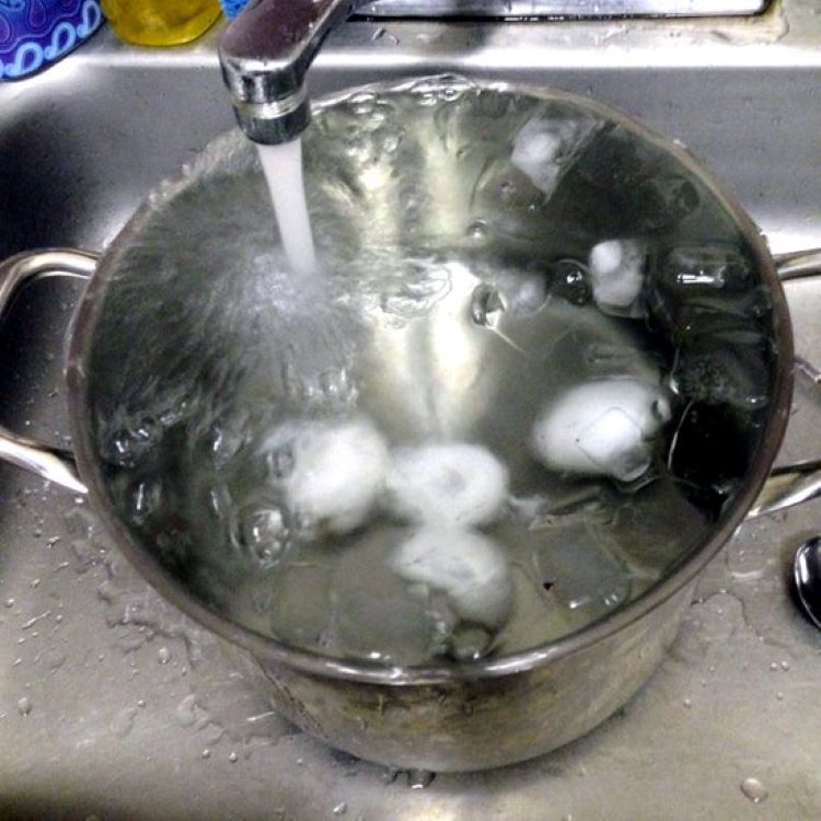 Яйца в холодную или горячую воду. Холодная вода в кастрюле. Кастрюля с водой. Кипящая вода в кастрюле. Лед в кастрюле.