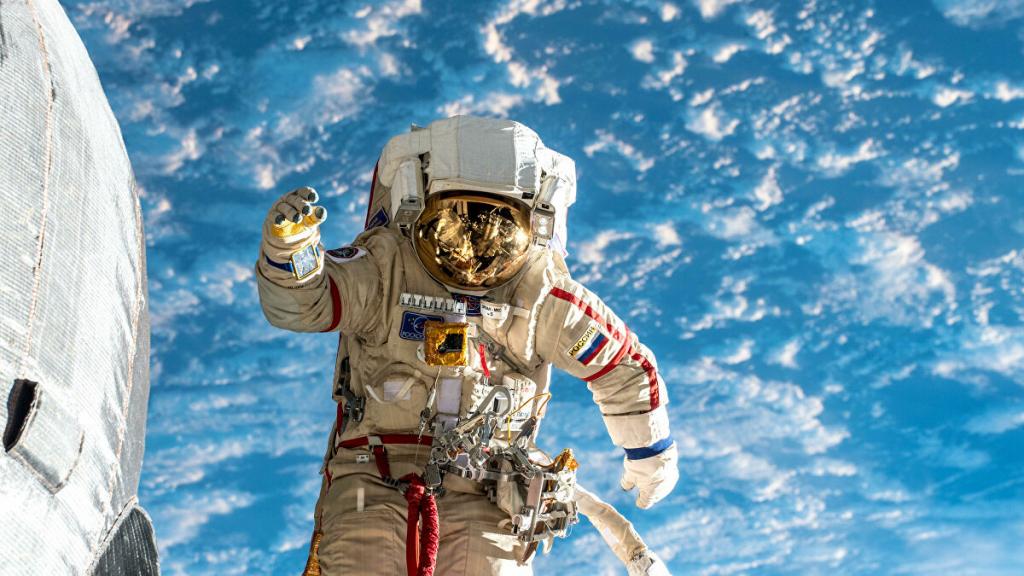 Космическое  слово за Россией: в 2023 году российский космонавт впервые в истории сопроводит желающего туриста в открытый космос