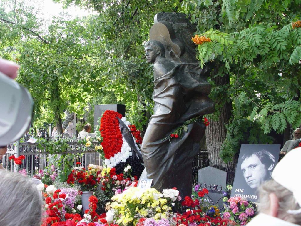 На могиле Высоцкого стоит один из самых необычных памятников на Ваганьковском кладбище (мне объяснили, почему у него связаны руки)