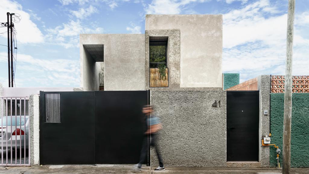 Группа дизайнеров переделала промышленное здание 1980-х годов в Мексике, чтобы превратить его в дом-студию