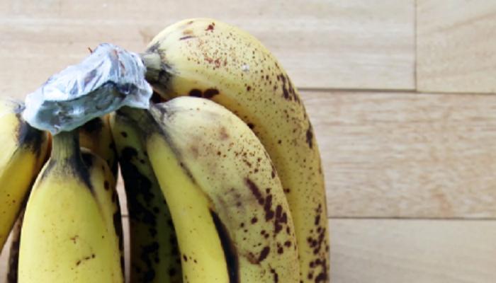 В соцсетях женщина рассказала, что перезрелые бананы еще можно спасти для смузи, если заморозить