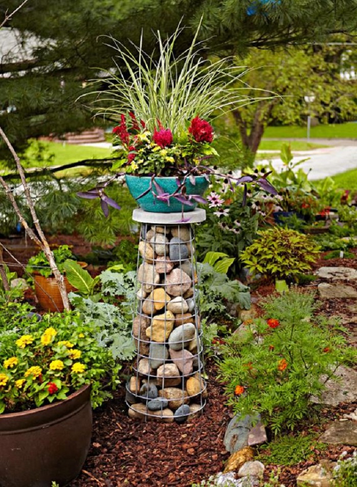 Сосед сделал в саду габионовые подставки для цветов: теперь и я прошу мужа сделать такие же