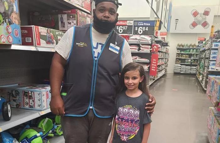 Поступок 8-летней девочки стал лучшим событием дня для работника супермаркета