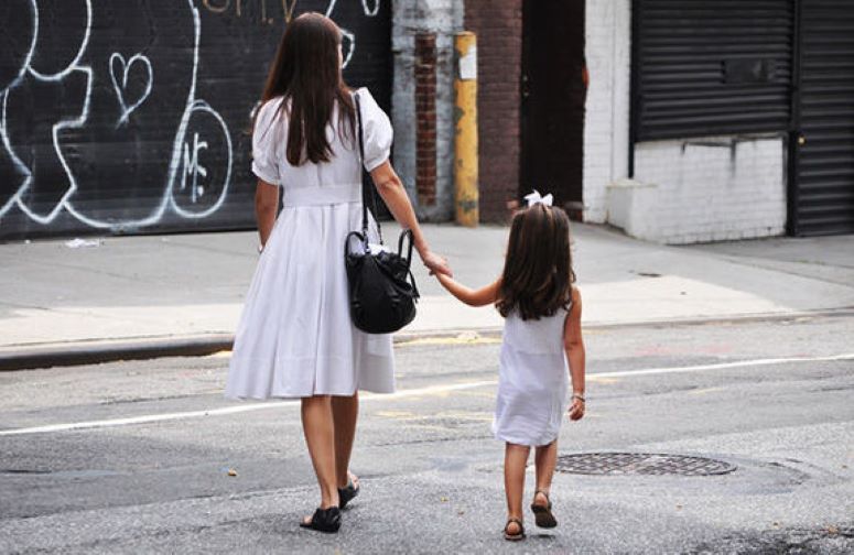 Скрытое фото мам. Белые платья для мамы и Дочки. Красивое фото дочери. Мама и дети красивая одежда. Девочка одета как мама фото.