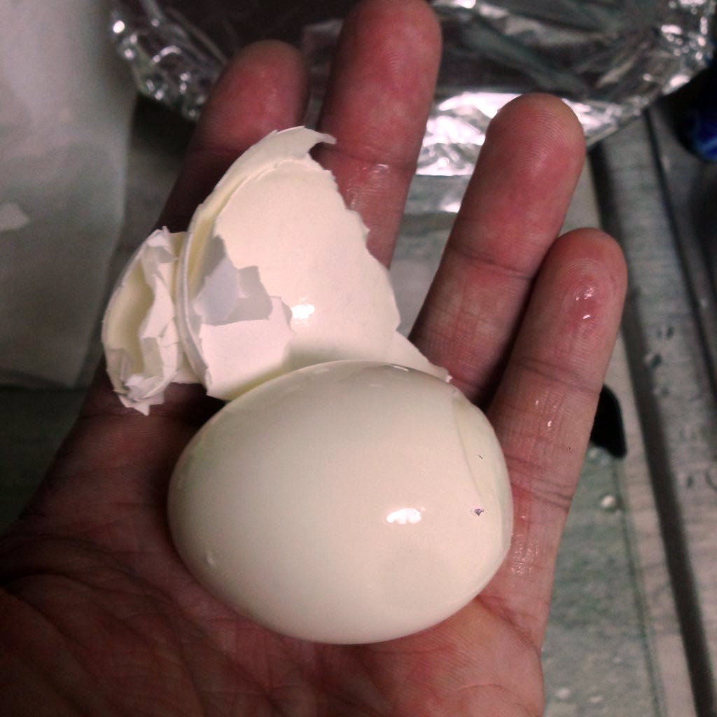 Яйца в холодную или горячую воду. Холодные яйца. Яйца очищенные. Почистить яйца. Очистка яиц.