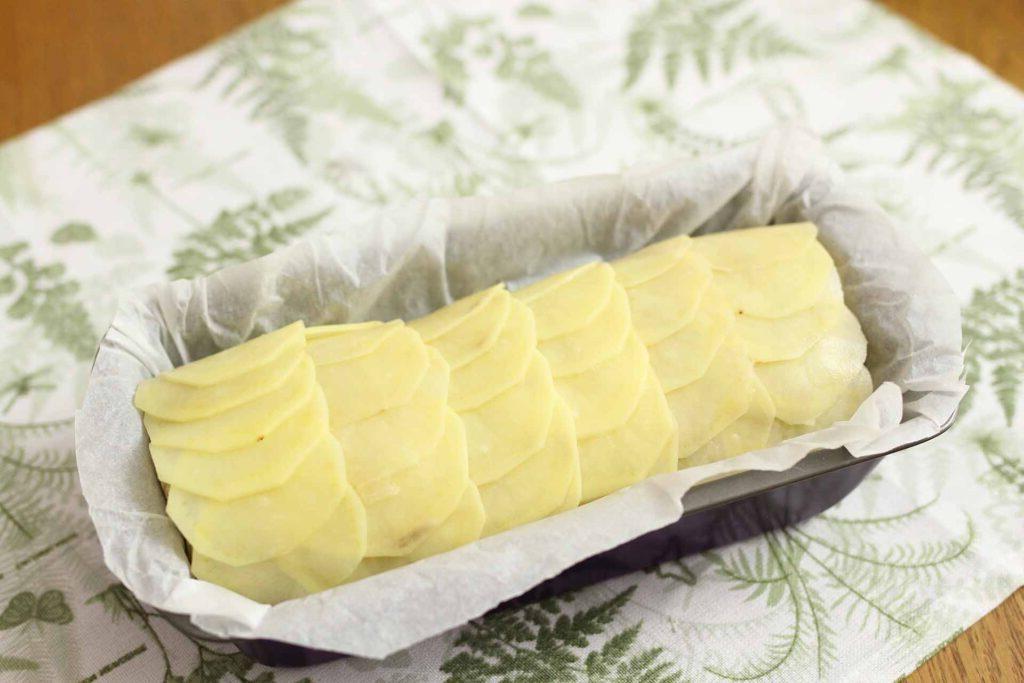 Делаю пюре из картошки и чечевицы, а внутрь кладу вареные яйца с сыром: простой, но очень сытный рулет