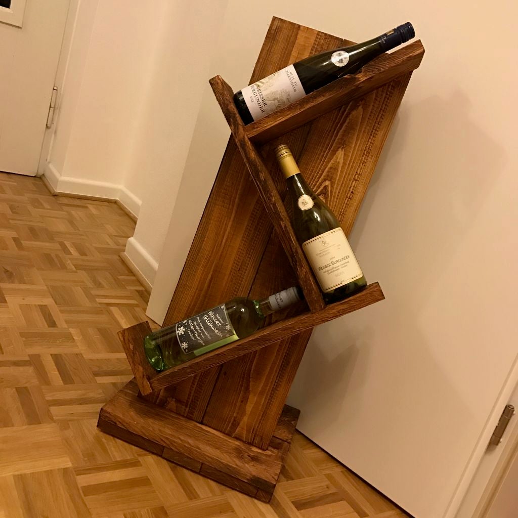 Муж сделал из дерева переносную стойку для винных бутылок: она очень удобная и выглядит как элемент дизайна