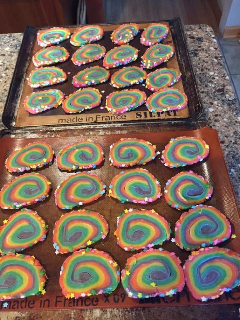 Сахарное печенье в виде закрученной радуги: удивляем гостей ярким угощением
