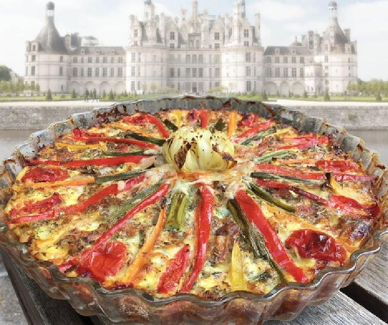 На днях испекла традиционный французский пирог под названием лорен: в качестве начинки использовала бекон, зеленый лук и овощи