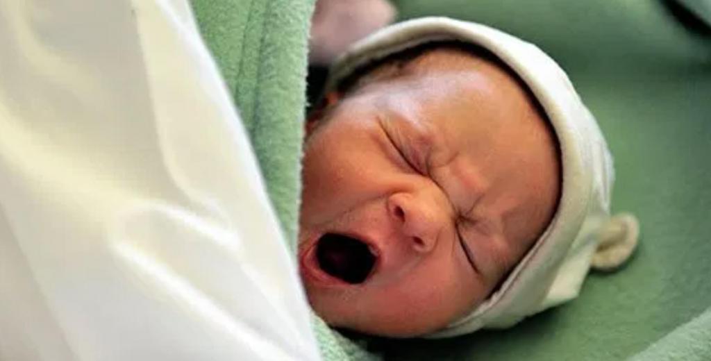 Корона вошла в топ имен для новорожденных в США   как теперь будут называть детей