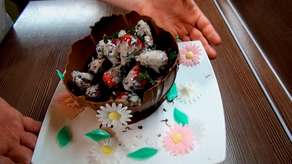 Простой десерт с изысканной подачей: понадобятся свежая клубника, шоколад и воздушный шарик