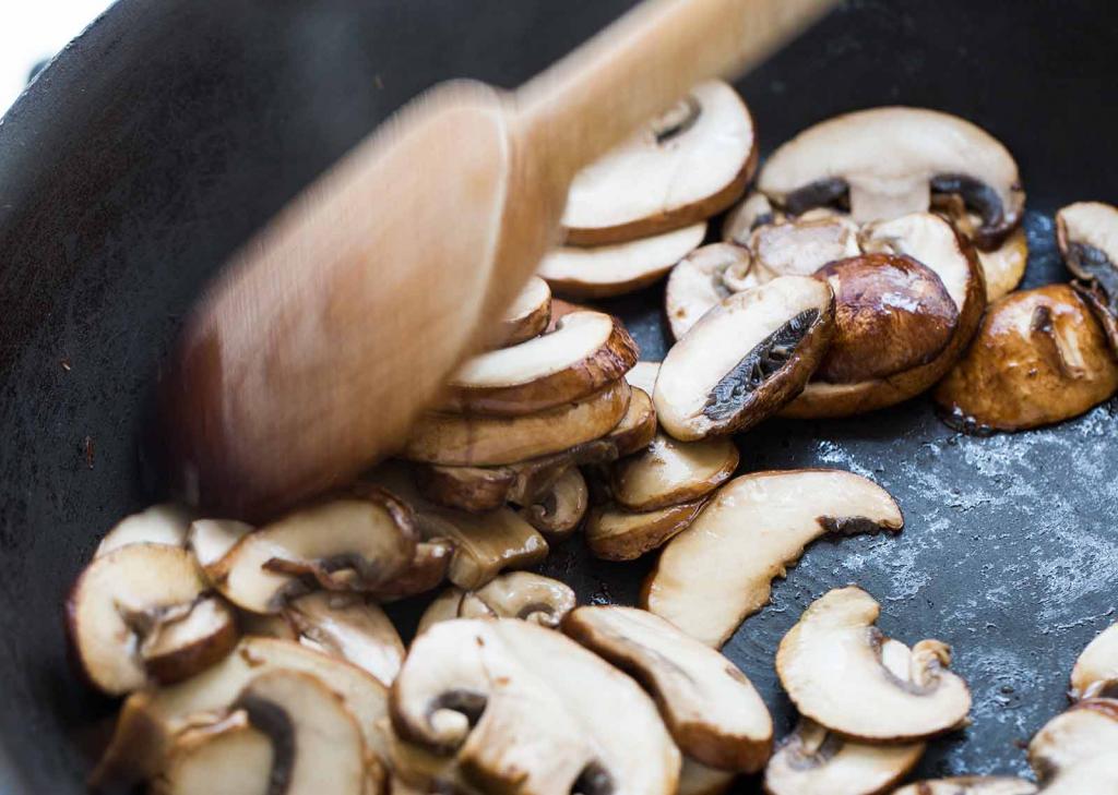 Высококлассный шеф-повар заявил, что многие люди неправильно готовят грибы: важный шаг, который нельзя пропускать