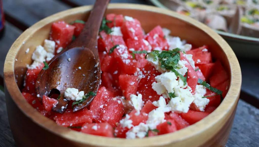 В Греции ела салат с арбузом и сыром фета: теперь готовлю его дома каждое лето