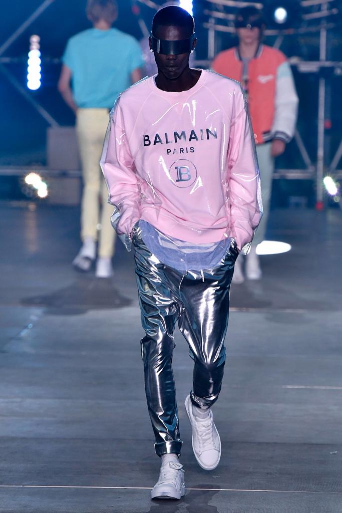 Balenciaga превратила моделей в инопланетян, а показ мод – в апокалипсис. Мнения стилистов о том, умно это или безвкусно, расходятся
