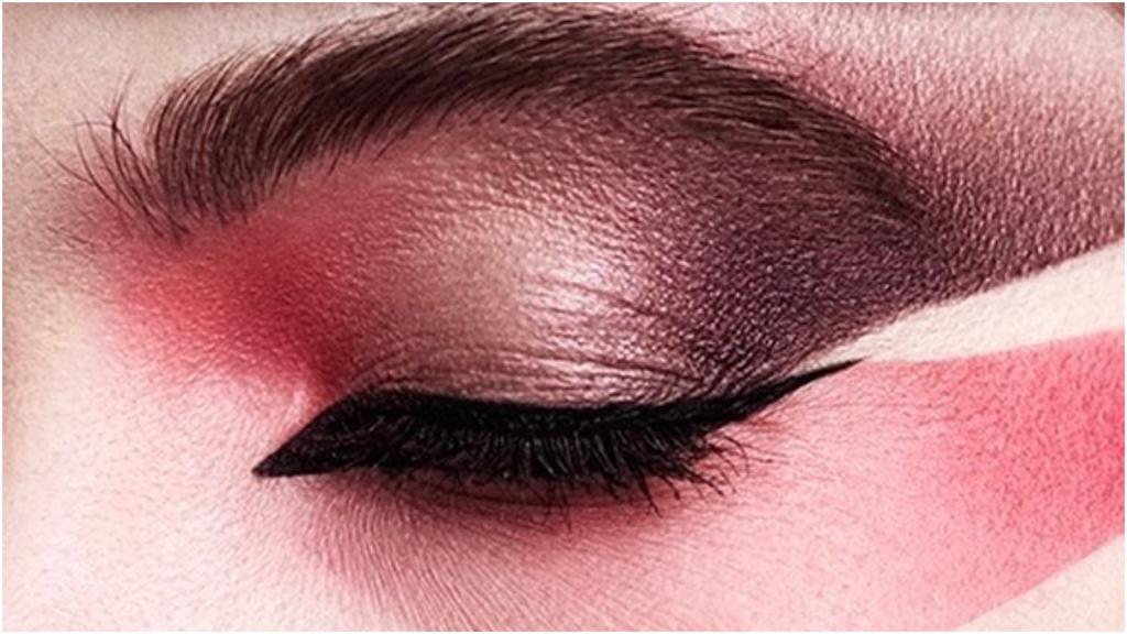 Подруга живет в Берлине и прислала  новости макияжа : женщины делают подводку  лисий глаз 