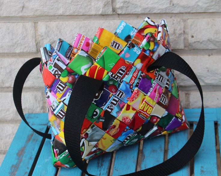 Лайфхак для сладкоежек: как сделать стильную сумочку из ярких упаковок от конфет