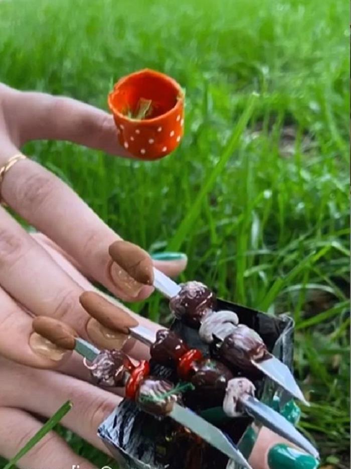Маникюрный салон в России представил новый дизайн: мангал с шашлыками прямо на ногтях (фото)