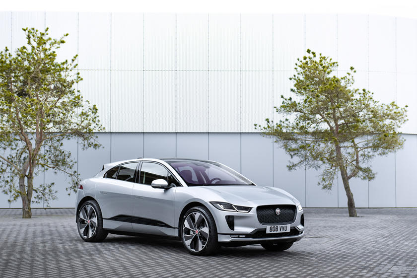 I-Pace станет одним из самых крутых такси за всю историю: Jaguar представляет электрические такси с беспроводной зарядкой