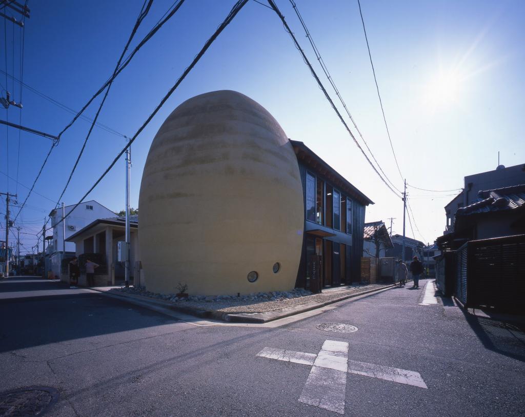 Архитектурная студия возвела символическую  гробницу  в японском жилом квартале: пристройка определенно разнообразит невзрачный район