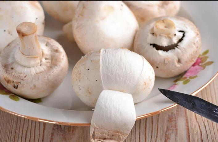 Известный шеф-повар советует не выбрасывать грибные шкурки. С их помощью любой суп можно превратить в мечту гурмана