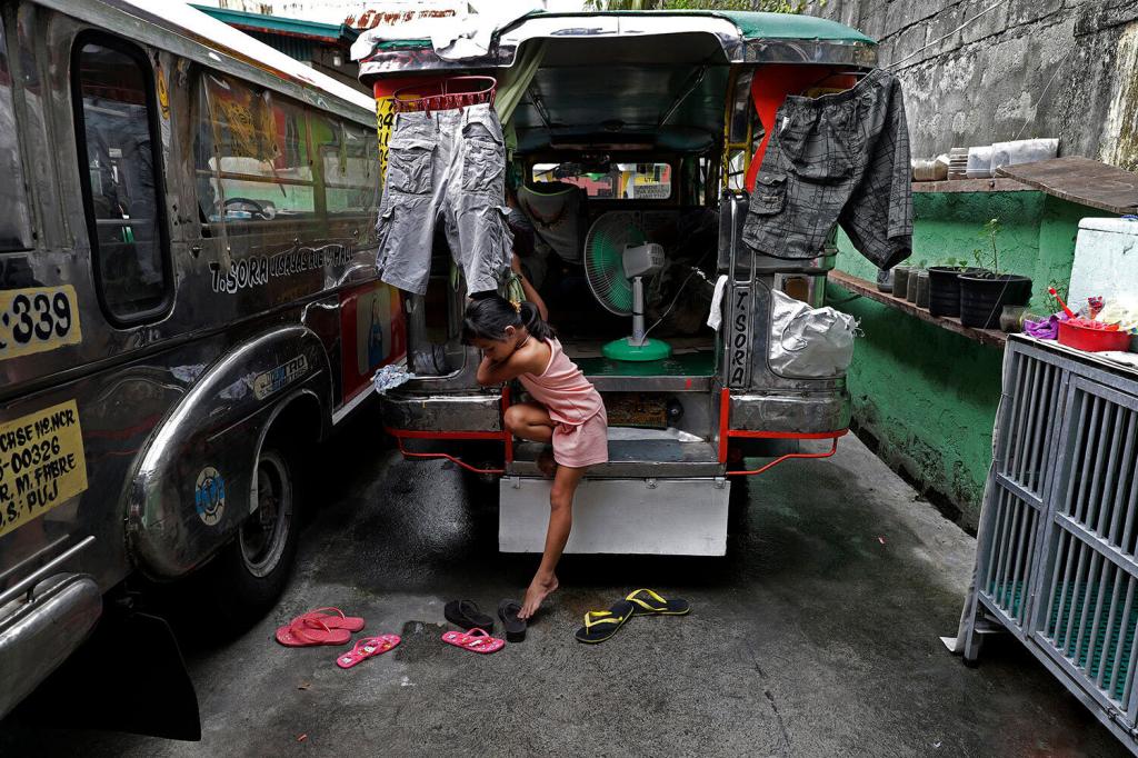 Джипни: филиппинские водители превратили свои таксомоторы в дома на колесах на время карантина (фото)