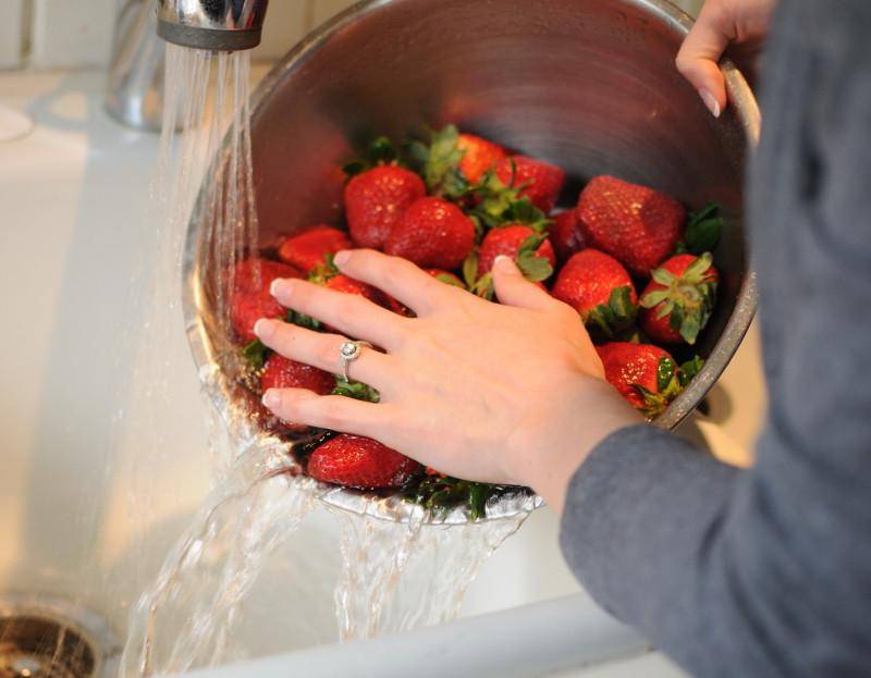 Как правильно помыть клубнику, чтобы она была безопасна для здоровья