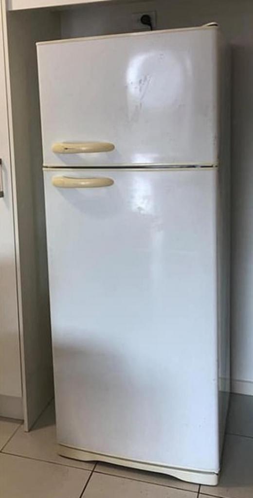Старый холодильник не подходил к новой кухне, тогда я решила его перекрасить. Получилось дешево и стильно