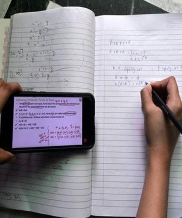 Слабый мобильный интернет – не препятствие для студента: девушка поднялась на крышу, чтобы не пропустить цифровые занятия