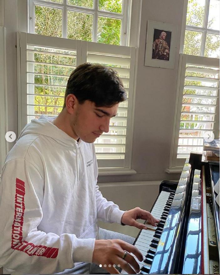 2 года назад не стало оперного певца Дмитрия Хворостовского: его 16-летний сын решил связать жизнь с музыкой