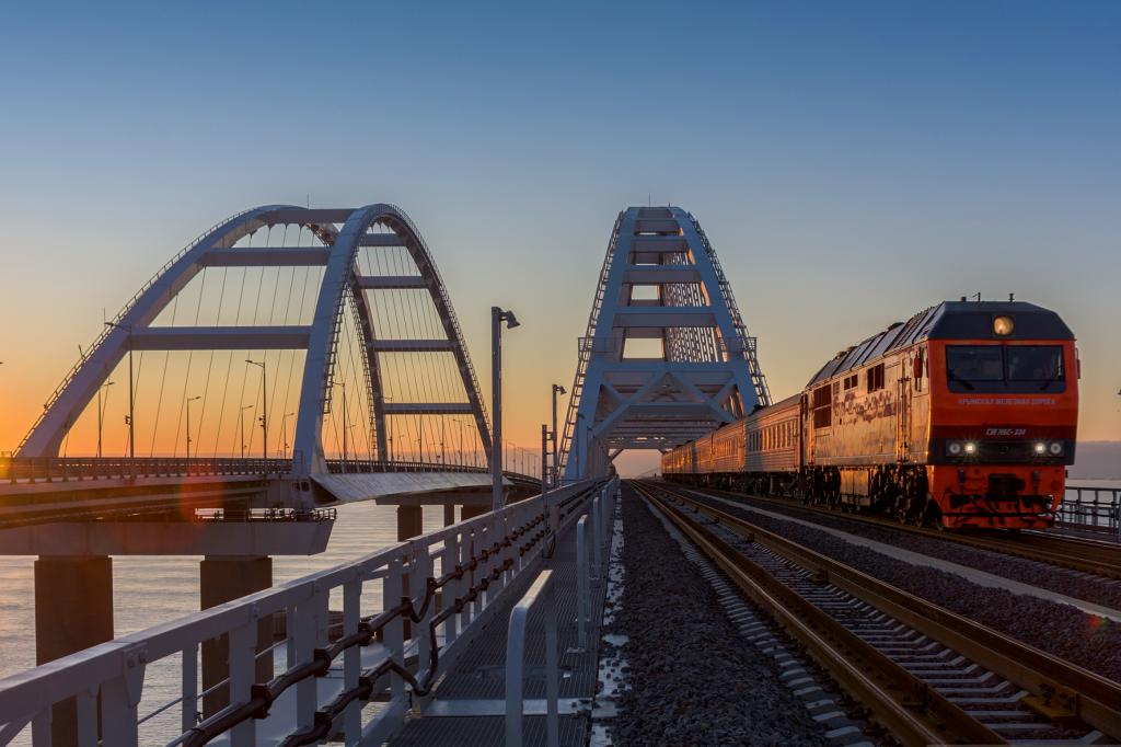 Грузовое железнодорожное движение по Крымскому мосту откроется 30 июня: в этот день с материка и полуострова отправятся два грузовых поезда