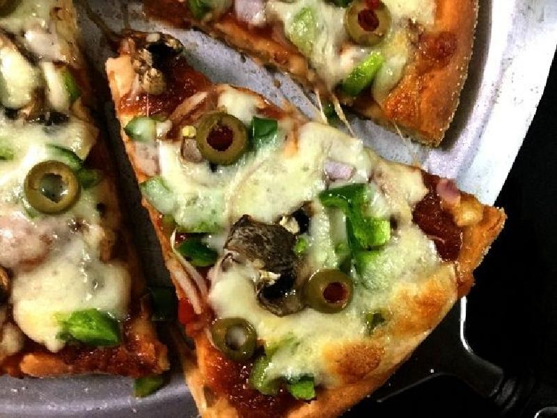 Воздушное тесто на греческом йогурте, пряный соус и оливки: рецепт домашней пиццы