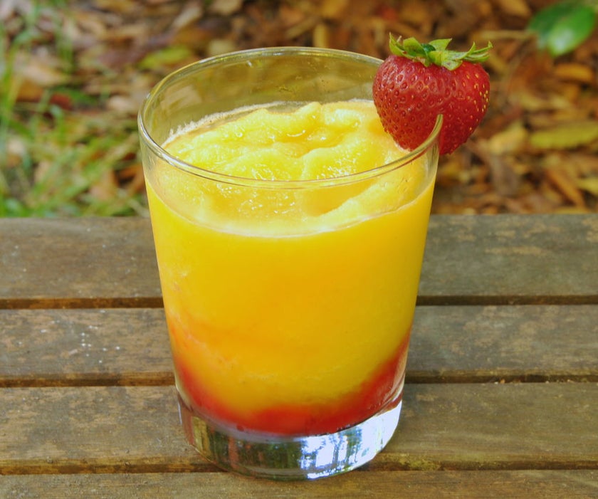 Что может быть лучше освежающего коктейля в летний жаркий день? Готовим напиток со вкусом манго и клубники