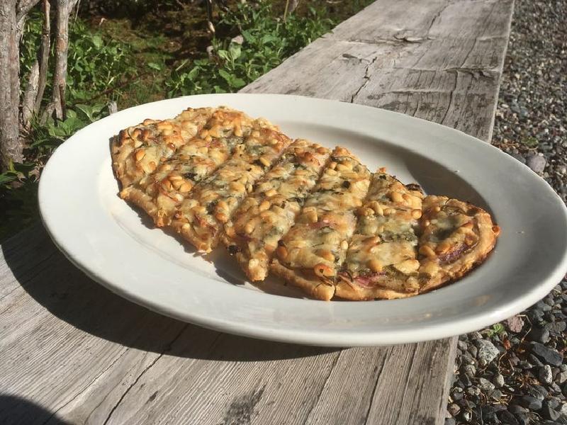 Козий сыр, кедровые орешки и тонкие ломтики картофеля: готовим пиццу с необычной начинкой