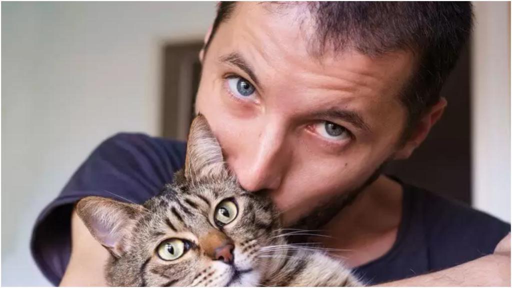 Женщины не любят мужчин с котами: ученые посоветовали не публиковать фото с домашними питомцами