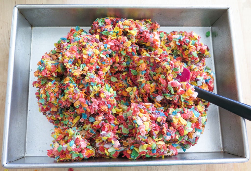 Из разноцветных хлопьев и зефира делаю красочные батончики: хрустящий десерт стал для моих детей самым любимым
