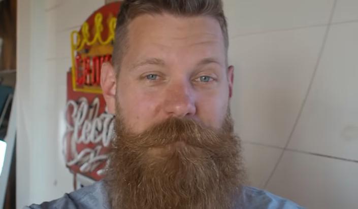 Владелец компании, занимающейся продажей средств для ухода за бородой, побрился впервые за 8 лет. Его очень сложно узнать