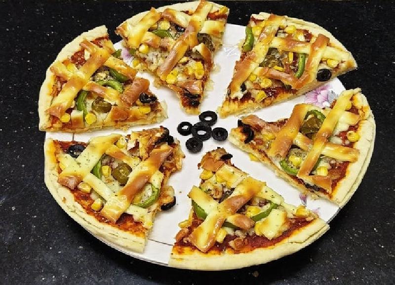 Пиццу готовлю по особому рецепту: поверх начинки кладу решетку из сыра