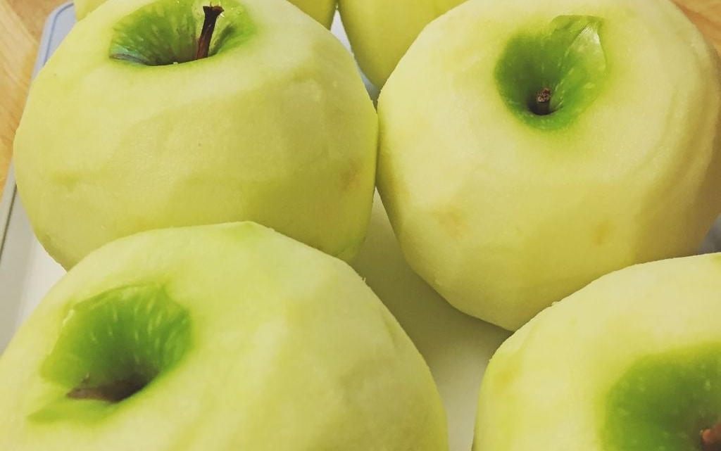 Рецепт необычного яблочного пирога: многослойная корочка хрустит, а внутри находится нежная ароматная начинка