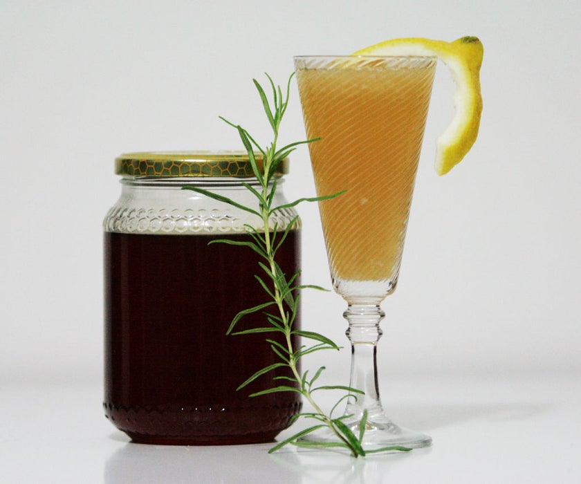 Освежающий лимонад с приятным медовым вкусом: понадобятся лимоны, розмарин, мед и корица