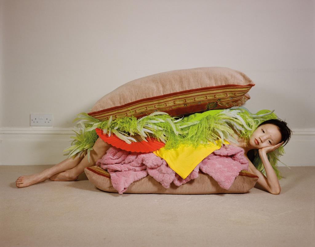 Модель Тин Гао переодевается в банан, мороженое и даже бутерброд, наглядно иллюстрируя выражение 