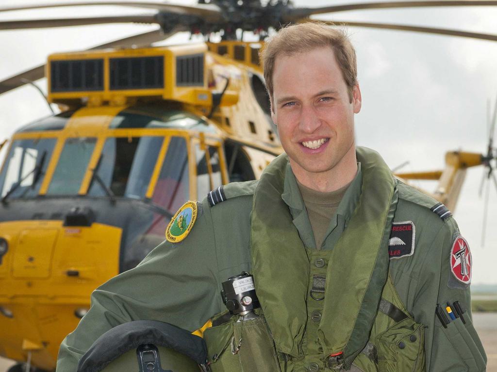 Принц Уильям мог построить военную карьеру, остаться в рядах армии и стать пилотом медицинского вертолета: королева потребовала отказаться от самых любимых занятий