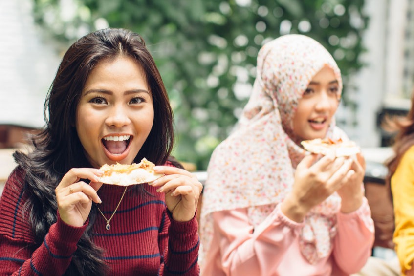 3 индонезийских блюда, которые сами местные жители называют уникальными: ренданг, слоеный торт и десерты на подносе