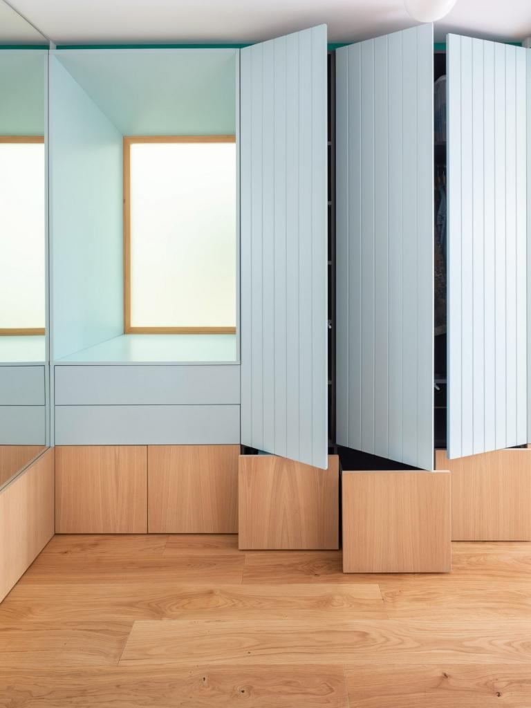 Дизайнеры разработали многофункциональную встроенную мебель для одной квартиры в Испании: сразу и не скажешь, где заканчивается скамейка и начинается шкаф