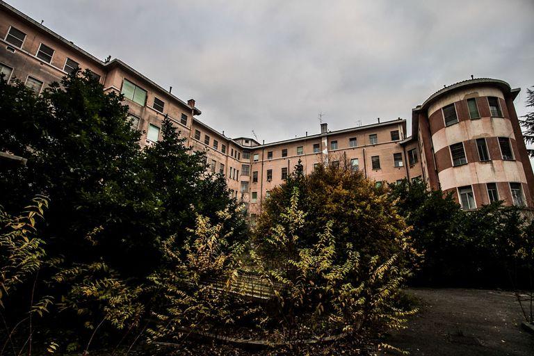Заброшенные больницы в Америке больше напоминают сцены из фильмов ужасов. В Италии же такие сооружения не вызывают никакого страха и деликатно ждут своего часа (фото)