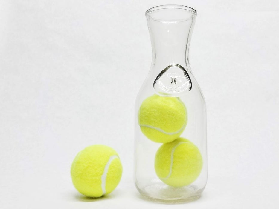 Друг любит складывать в бутылки разные предметы: недавно он показал, как поместить внутрь теннисный мячик, не разрезая стекло