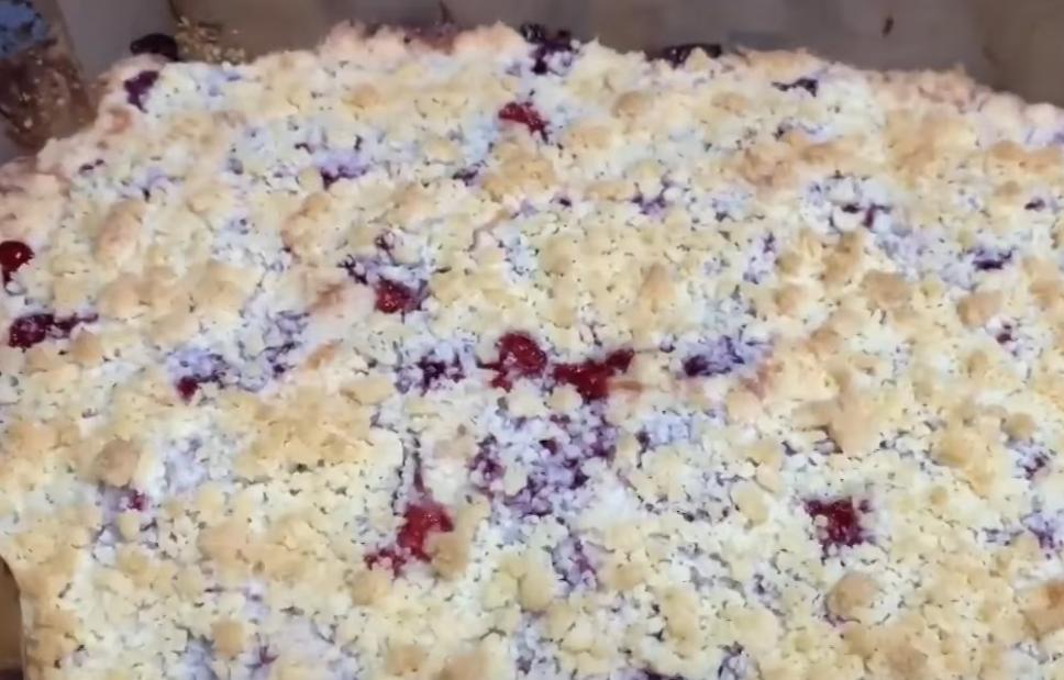 Этот пирог – первое, что я пеку из свежей клубники: ягода выделяет сок и пропитывает тесто