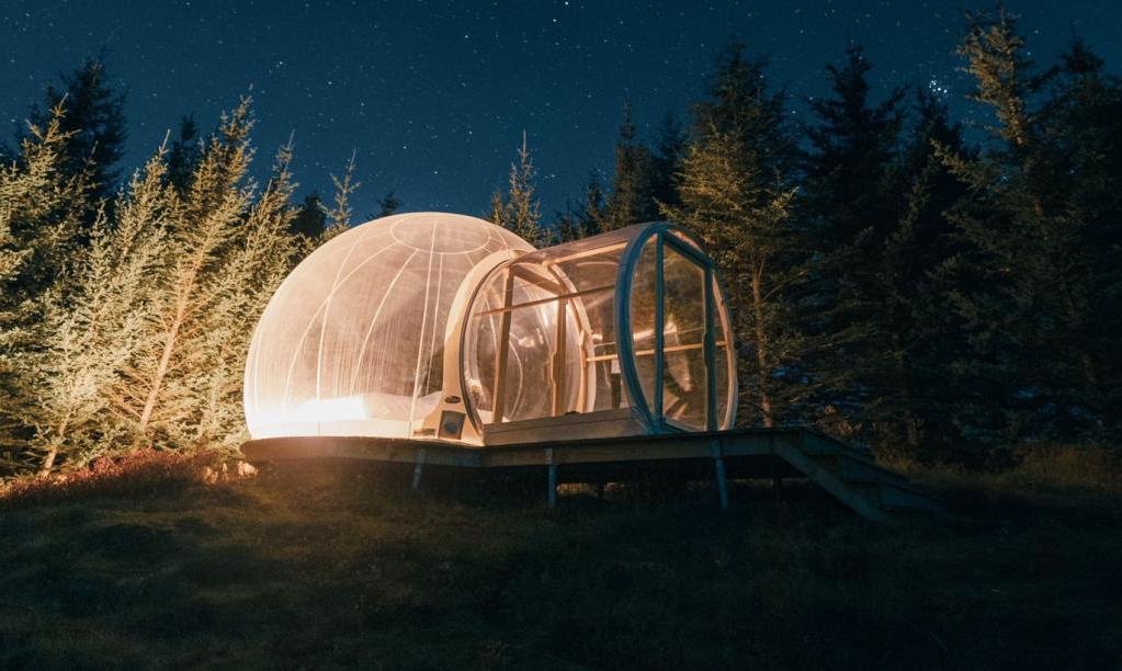 Отель в Исландии предлагает переночевать под открытым небом в гигантском пузыре: таких номеров нет больше нигде (фото)